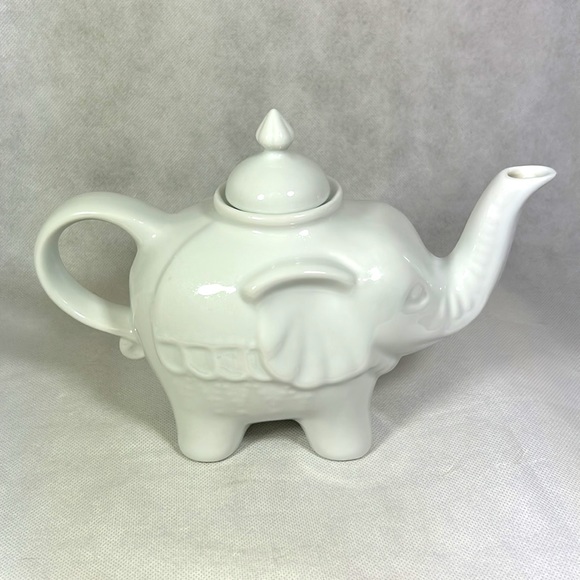Cordon Blue White Porcelain Elephant Tea Pot With Lid - Picture 2 of 4